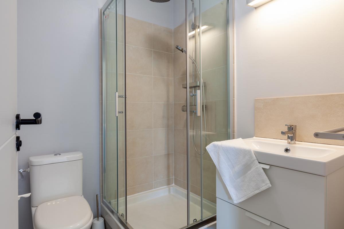 18 Location-villa-piscine-vue-mer-trois-ilets_salle-d-eau-chambre-1